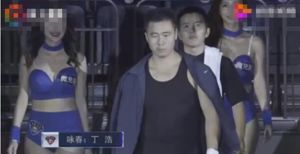 咏春大师74秒被KO,倒地昏迷不醒,观众指出原因