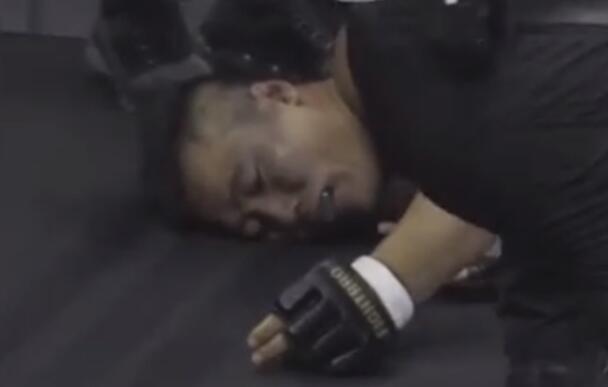 咏春大师74秒被KO,倒地昏迷不醒,观众指出原因