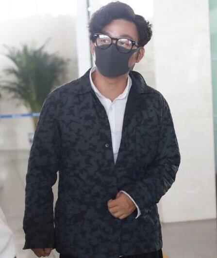 王宝强现身机场相比低调的他马蓉反而越来越多的曝光在公众面前