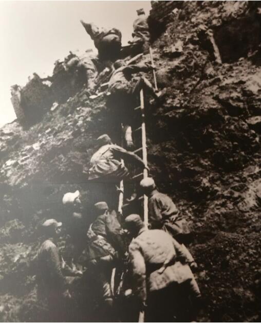 28发子弹消灭23个敌人！一面面鲜红的战旗在战火洗礼中傲然挺立