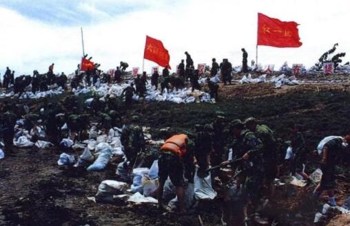 28发子弹消灭23个敌人！一面面鲜红的战旗在战火洗礼中傲然挺立