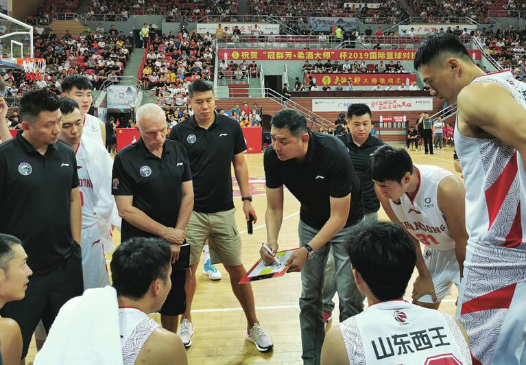 山东男篮拍官方写真有“玄机” 三外援谁主打？三内线要露脸？