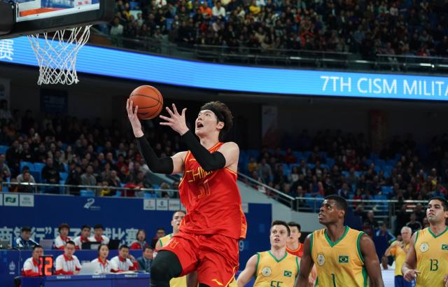 军运会中国男篮获铜牌！中国男篮险胜巴西队夺得铜牌