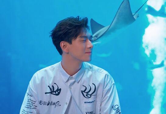 隔空秀恩爱！李现被鱼亲吻 李现凭“韩商言”一角圈粉无数被人熟知