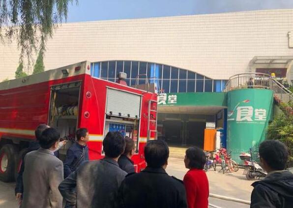 西华大学食堂着火 学生端餐盘离开,甚至有