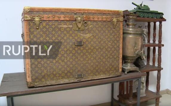 乌克兰夫妇用LV限量皮箱装玉米：不知道它那么贵