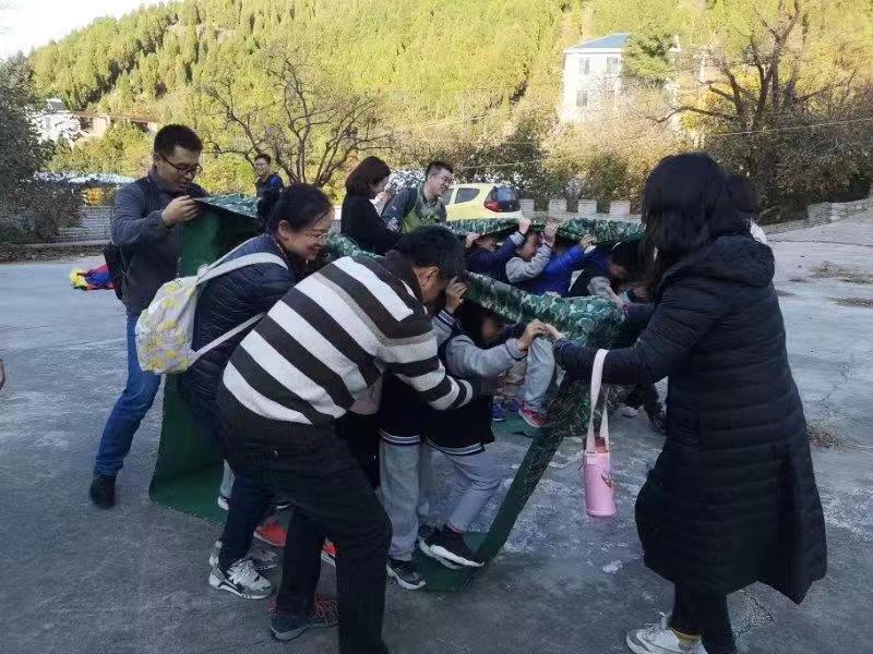 把课堂延伸户外  向自然探求知识——山师附小一年级二班举办“走进大自然，感悟生态美”实践活动