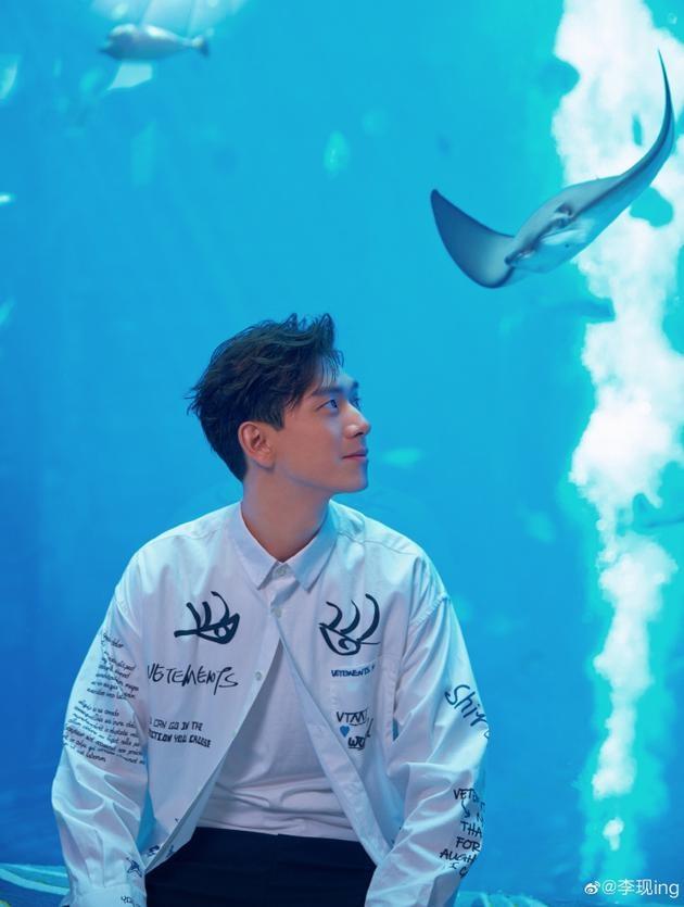 李现被鱼亲吻 粉丝实名羡慕一条鱼，网友：放开他让我来！