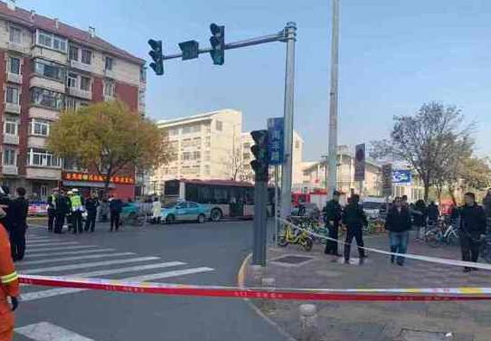 天津公交失控 车辆失控冲向逆向车道，连撞多车，有人受伤