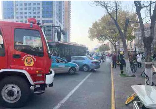 天津公交失控 车辆失控冲向逆向车道，连撞多车，有人受伤