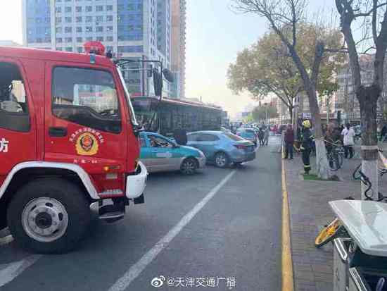 天津一公交失控冲向逆向车道:连撞多车 驾驶员已被控制