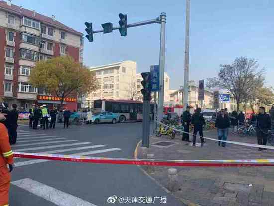 天津一公交失控冲向逆向车道:连撞多车 驾驶员已被控制