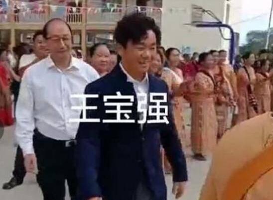 10月28日，王宝强现身云南瑞丽 跳起了当地的特色舞蹈