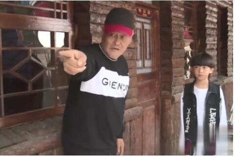 可爱小正太！赵本山外孙曝光 祖孙二人现刘老根3拍摄现场