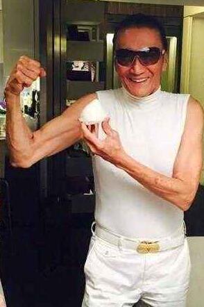 又一明星被死亡？英皇辟谣谢贤脑梗去世：非常健康地和朋友吃饭中