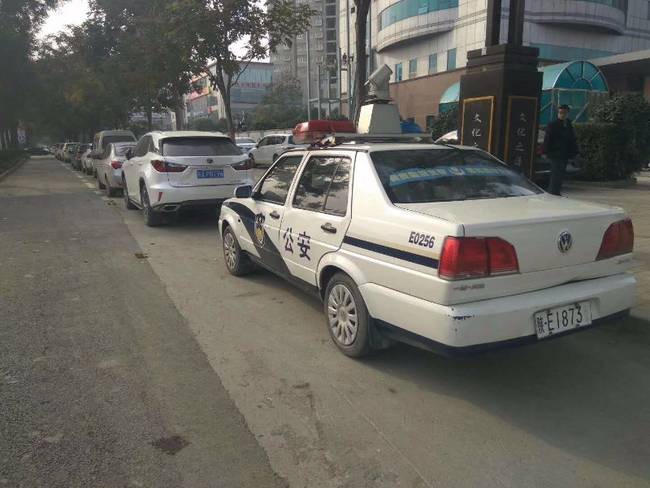 警车违停被贴罚单 警察蜀黍：给市民一个完美的解释！