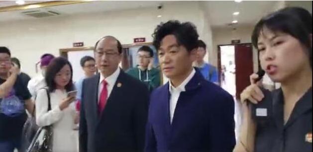 王宝强现身云南与村民跳舞 对女儿生日未回应 