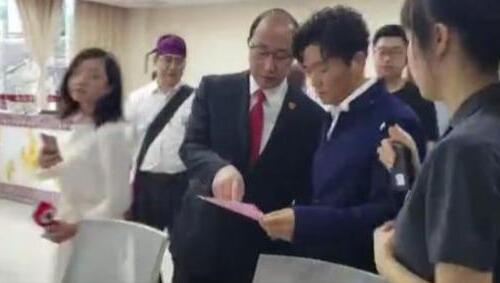 王宝强现身云南与村民跳舞 对女儿生日未回应 