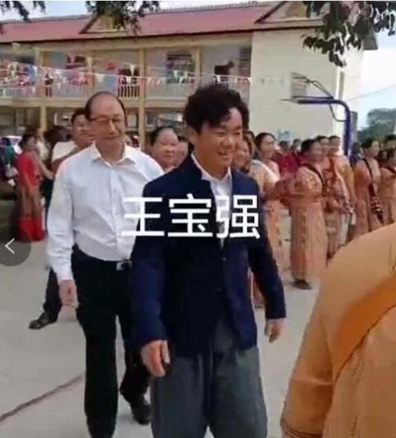 王宝强现身云南与村民跳舞 对女儿生日未回应 