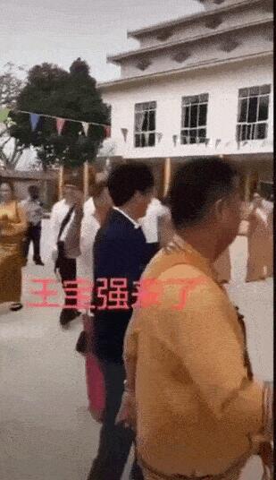 舞姿不错!王宝强现身云南 身上的西装像极了偷穿大人衣服的小孩