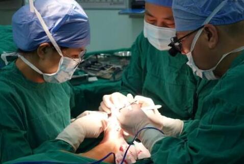 一足生9趾怎么回事?年轻小伙子左脚生9趾,买鞋只穿大两码