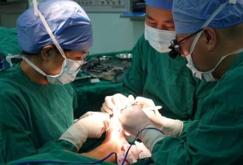 吓坏！男子单脚长9根脚趾是什么情况？背后原因让人深思