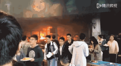太淡定了！西华大学食堂着火学生端着饭碗逃生！网友：见过大场面的