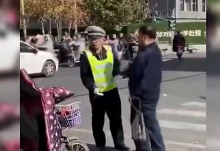 忍无可忍!老人闯红灯被阻扇交警耳光 嚣张戾气让网友怒骂