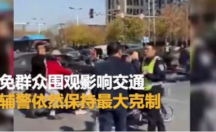 忍无可忍!老人闯红灯被阻扇交警耳光 嚣张戾气让网友怒骂