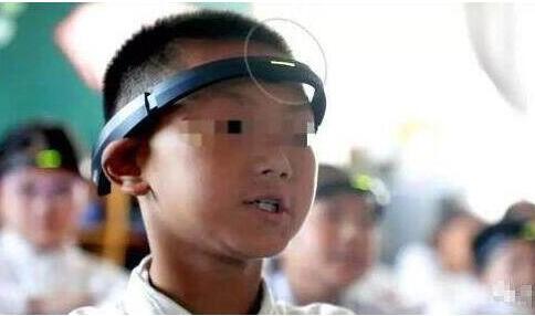 小学生戴头环走神 网友怒喷:病态教学!孩子们一点隐私都没有了