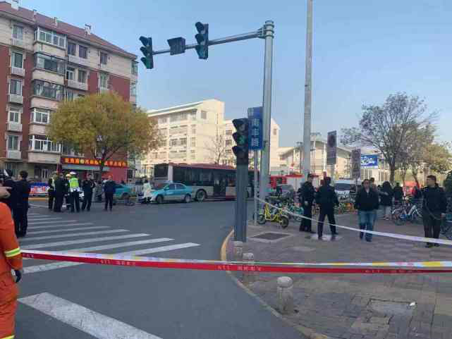 天津驾驶员突发不适 公交车失控致三人受伤