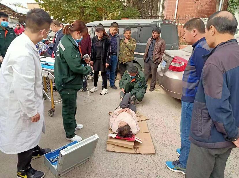 [温暖泉城]独居老人突患病摔倒邻居物业齐伸手相助