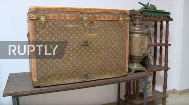 最奢侈的饲料箱！老夫妇用LV限量皮箱装鸡饲料，价值或超10万美元