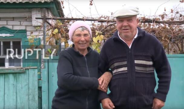 最奢侈的饲料箱！老夫妇用LV限量皮箱装鸡饲料，价值或超10万美元