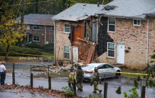 美国一架飞机坠毁并撞上公寓楼 已造成1死1失踪