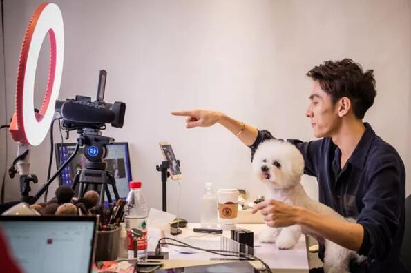 oh my god!李佳琦直播现场翻车 口红一哥地位不保