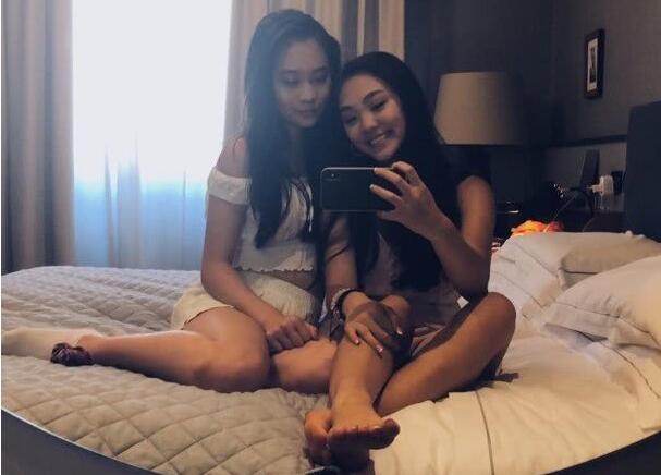 李连杰俩女儿大量私照曝光,被帅哥亲密搂腰疑恋情曝光