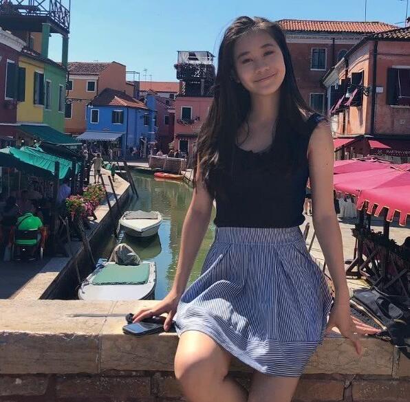 李连杰俩女儿大量私照曝光,被帅哥亲密搂腰疑恋情曝光