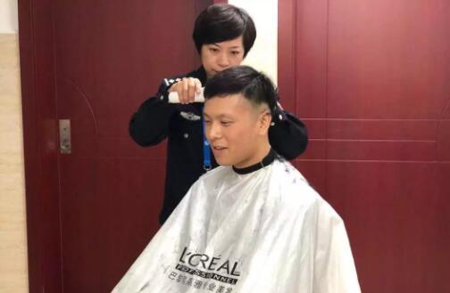 他们忙到没时间理发，还好四叶草里有“Tony老师” 