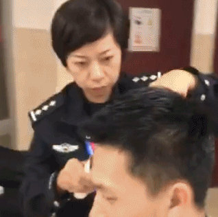 他们忙到没时间理发，还好四叶草里有“Tony老师” 