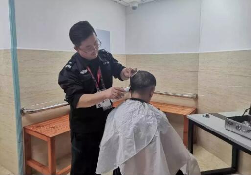 他们忙到没时间理发，还好四叶草里有“Tony老师” 