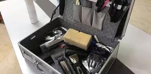 他们忙到没时间理发，还好四叶草里有“Tony老师” 