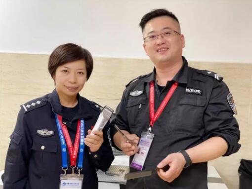 他们忙到没时间理发，还好四叶草里有“Tony老师” 