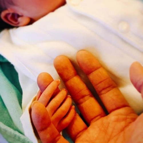 容祖儿首次晒出侄女正面照 萌娃小嘴像极了大姑妈