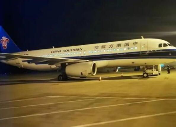 无人员伤亡!南航航班落地故障 乘客还原惊魂一幕称闻到焦味