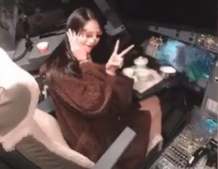 摊上事了!网红进飞行客机舱 与机长什么关系?驾驶舱说进就进