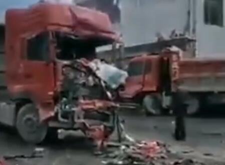 惨烈!四川4辆货车相撞 监控还原详情始末事故发生惊险瞬间(实拍图)