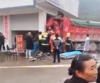 惨烈!四川4辆货车相撞 监控还原详情始末事故发生惊险瞬间(实拍图)