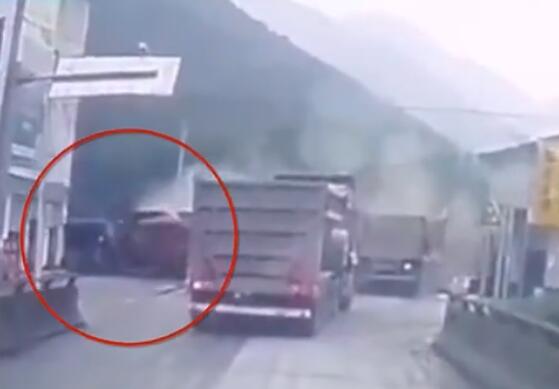惨烈!四川4辆货车相撞 监控还原详情始末事故发生惊险瞬间(实拍图)