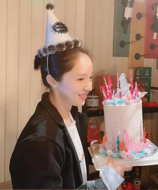 懒理高云翔性侵案 董璇办37岁生日会甜笑许愿单身状态好